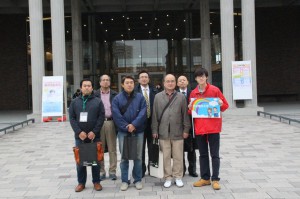 東京理科大学の葛飾地区理大祭を見学し、参加者で集合写真